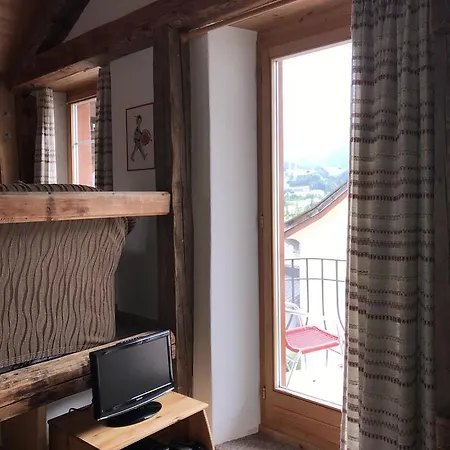 & Chasa Valaer شقة فندقية سكول