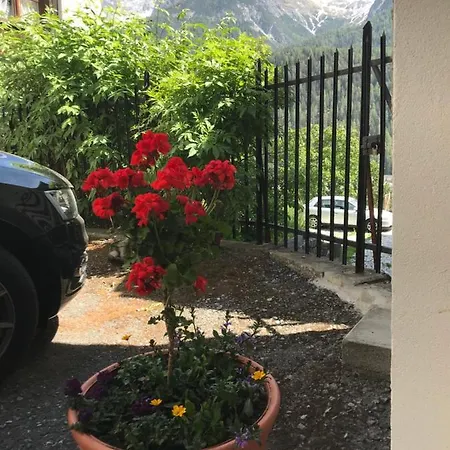 Ξενοδοχείο με διαμερίσματα Chasa Valaer Scuol