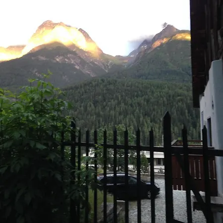 Aparthotel B&B Hostel & Attika Hotel & Appartements Chasa Valaer 3*